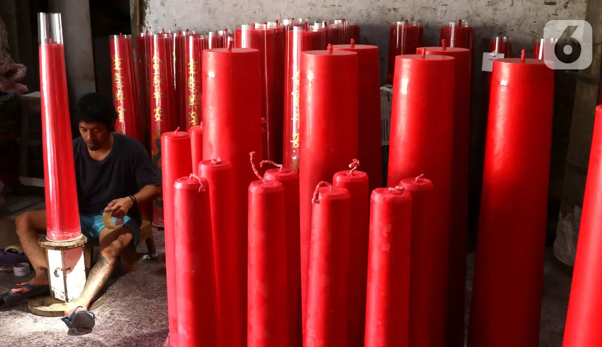 Pekerja menyelesaikan pembuatan lilin di Karawaci, Kota Tangerang, Banten, Jumat (28/1/2022). Jelang Hari Raya Imlek, produksi lilin yang dijual dari harga Rp14 ribu hingga Rp20 juta tersebut meningkat hingga lima kali lipat dibanding hari biasanya. (Liputan6.com/Angga Yuniar)