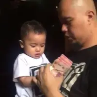 Ahmad Dhani gendong anak | foto : Lambe_Turah