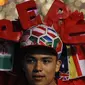 Suporter Peru memakai hiasan menarik saat menyambut gelaran Piala Dunia di Jalan Nikolskava, Moskow, Rabu (13/6/2018). Piala Dunia 2018 akan berlangsung pada 14 Juni hingga 15 Juli mendatang. (AP/Rebecca Blackwell)