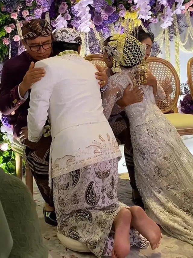 Prosesi adat pernikahan Rizky Febian dan Mahalini (Instagram/thebidestory)