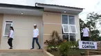 Presiden Joko Widodo didampingi Ibu Negara Iriana meninjau rumah contoh perumahan Persatuan Pencukur Rambut Garut (PPRG) di Garut, Jawa Barat, Sabtu (19/1). (Liputan6.com/Angga Yuniar)