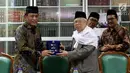 Direktur Utama Indosiar Imam Sudjarwo memberikan Cindera Mata kepada Ketua MUI Ma`ruf Amin  di Gedung MUI Jakarta, Selasa (8/8). Kunjungan Emtek Grup ke MUI tersebut untuk menjalin silaturahmi. (Liputan6.com/Johan Tallo)