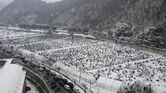 Para peserta memancing ikan trout melalui lubang yang mereka buat di atas sungai beku di Hwacheon, Korea Selatan, Sabtu (7/1/2023). Kontes ini merupakan bagian dari festival es tahunan yang menarik lebih dari satu juta pengunjung setiap tahun. (AP Photo/Ahn Young-joon)