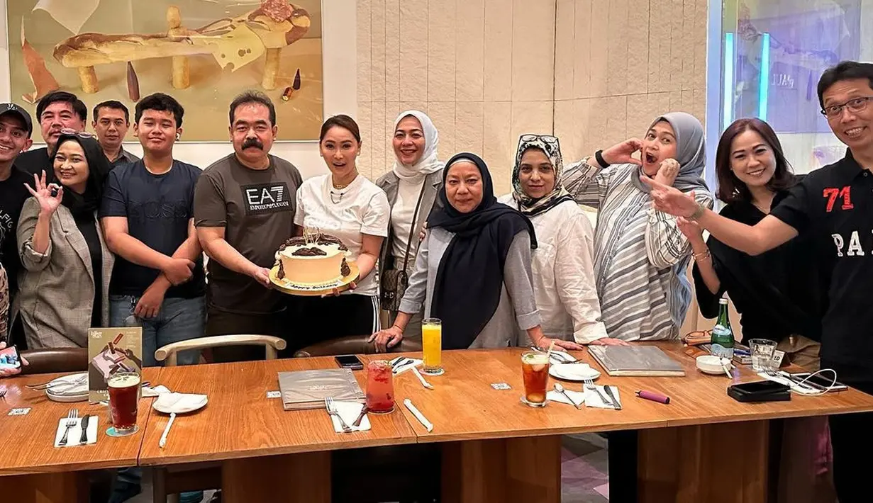 Potret  perayaan ulang tahun Adam Suseno yang digelar sederhana bersama sahabat dekat. Meski dikenal salah satu artis kaya raya, tetap merayakan ulang tahun dengan sederhana. [Instagram/inul.d]