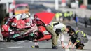 Polisi mengukur jalanan setelah kejadian kecelakaan bus dan taksi di Hong Kong (30/11). Lima orang tewas dan 32 luka-luka setelah akibat kecelakaan tersebut. (AFP Photo/Anthony Wallace)