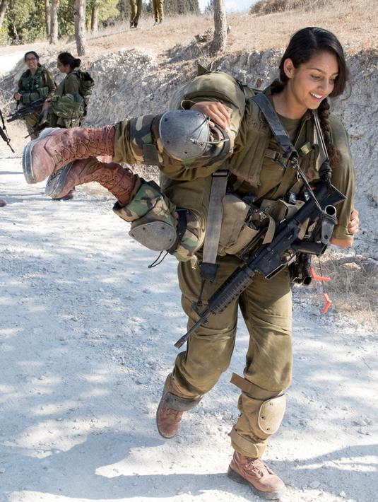 Seorang tentara wanita Israel dari Batalion Bardalas saat menjalani latihan perang di sebuah kamp militer di dekat Yoqne'am Illit, Israel Utara, (13/9). Batalion Bardales resmi beroperasi pada Juli 2015. (AFP Photo/Jack Guez)