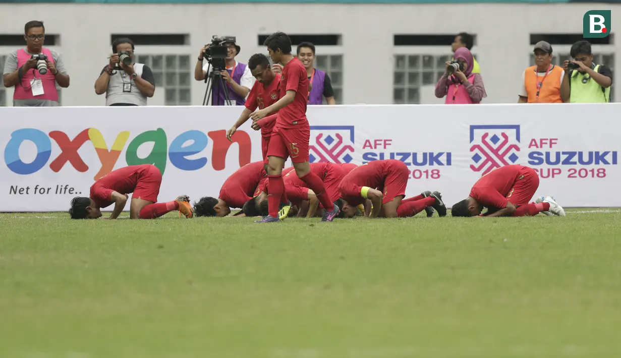 Pemain Indonesia merayakan gol yang dicetak oleh Firza Andika ke gawang Yordania pada laga persahabatan di Stadion Wibawa Mukti, Jawa Barat,  Sabtu (13/10/2018). Indonesia menang 3-2 atas Yordania. (Bola.com/M Iqbal Ichsan)