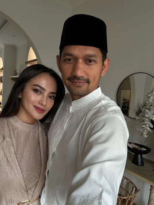 Ibnu Jamil dan Ririn Ekawati terlihat serasi dengan busana muslim brukat warna netral [@ibnujamilo]