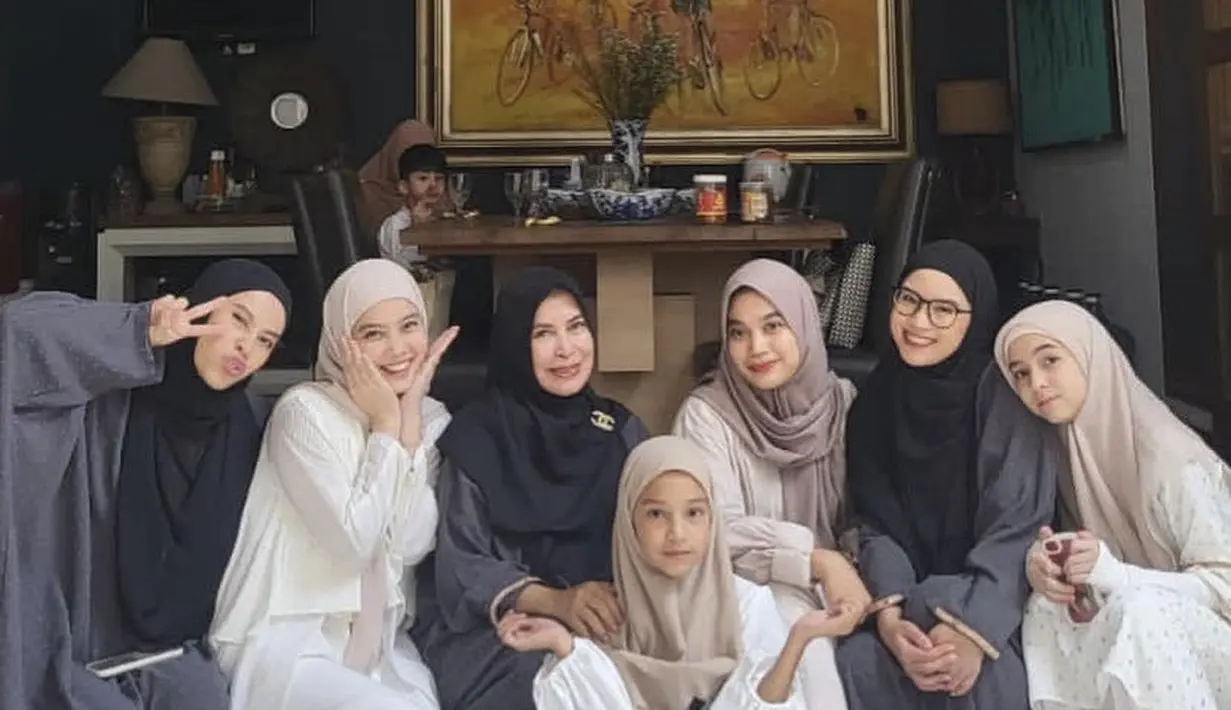 Di lebaran tahun ini bersama keluarga Nesyana, Sienna tampil mengenakan kerudung segi empat warna cokelat dipadukan tunik dan celana putihnya. Credit: (@nesyanabila)