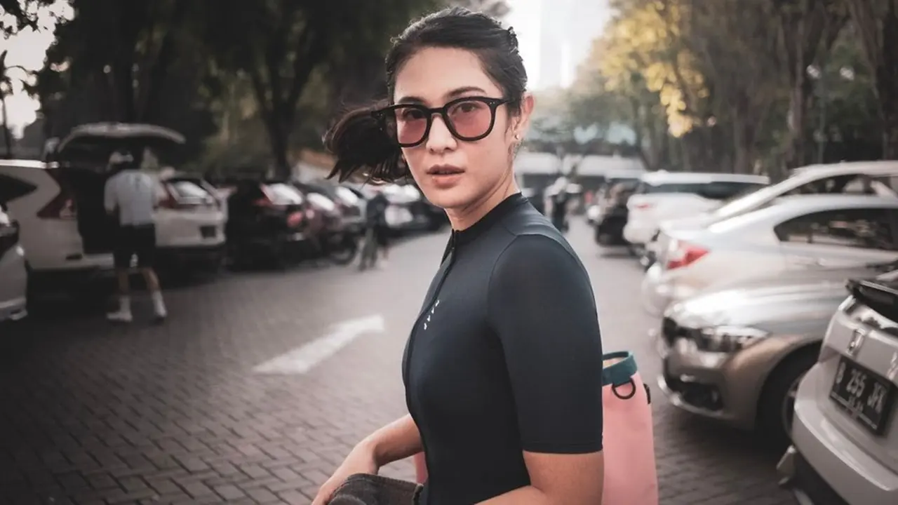 FOTO: Gaya Dian Sastrowardoyo Pakai Kacamata, Tampil Trendi
