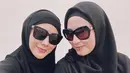 Ya, sebelumnya wanita yang akrab disapa Ciki sudah mulai berhijab di bulan Mei 2019 setelah melaksanakan ibadah umrah. Gaya dan pesona Citra Kirana saat berpose dengan kakaknya berkacamata saat umrohpun mendapat perhatian dari netizen. (Liputan6.com/IG/ @citraciki)