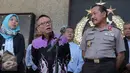 Dirjen Pajak Kemenkeu Ken Dwijugeasteadi dan Kapolri Jenderal Badrodin Haiti memberi keterangan di Mabes Polri, Jakarta, Rabu (13/4). Dirjen Pajak berkoordinasi menyusul tewasnya dua petugas pajak saat sedang bertugas di Nias. (Liputan6.com/Angga Yuniar)