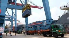 Petugas beraktivitas di area bongkar muat peti kemas di Pelabuhan Tanjung Priok, Jakarta, Jumat (29/10/2021). Badan Pusat Statistik (BPS) menyebutkan neraca perdagangan Indonesia pada September 2021 mengalami surplus US$ 4,37 miliar karena ekspor lebih besar dari nilai impornya. (Liputan6.com/Angga