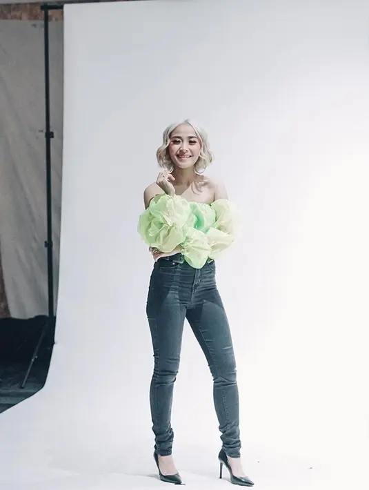 Pada awalnya Rinni sempat tidak pede dengan penampilan barunya. Setelah mendapat dukungan dari sang suami, wanita asal Medan itu pun semakin yakin dengan gaya rambut blonde. (Liputan6.com/IG/rinni_w)