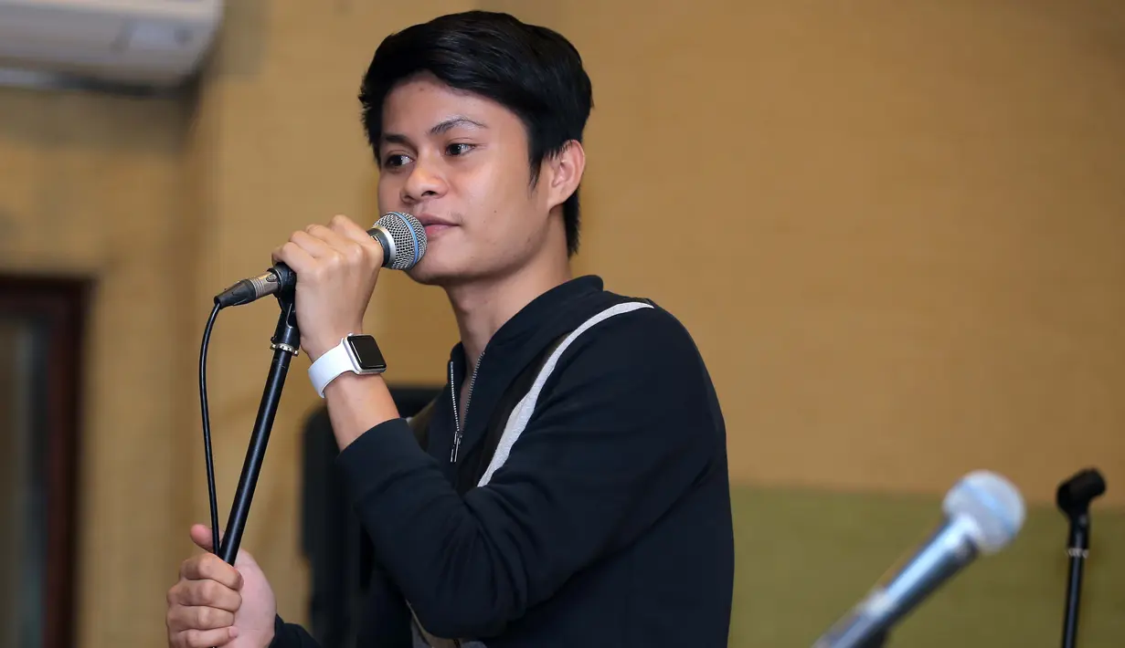 "Disupport sama orang kompeten dan berpengaruh di dunia musik adalah keberuntungan dan langkah baik dan enggak semua pendatang baru dapat kesempatan seperti ini. Menurut saya ini adalah rezeki," ungkap Esal Revano. (Andy Masela/Bintang.com)