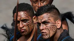 Sejumlah prajurit Maori menunjukkan aksi mereka pada perayaan Hari Bastille di Champs Elysees, Paris , Prancis , (14/7).  Orang Maori juga terkenal brutal dan bahkan pada jamannya mereka memakan jasad musuhnya. (REUTERS / Benoit Tessier)