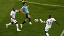Penyeraeng Uruguay, Edinson Cavani berusaha melewati pemain Portugal saat bertanding pada babak 16 besar Piala Dunia 2018 di Stadion Fisht, Sochi, Rusia (30/6). Uruguay menang tipis atas Portugal 2-1. (AP Photo/Darko Vojinovic)