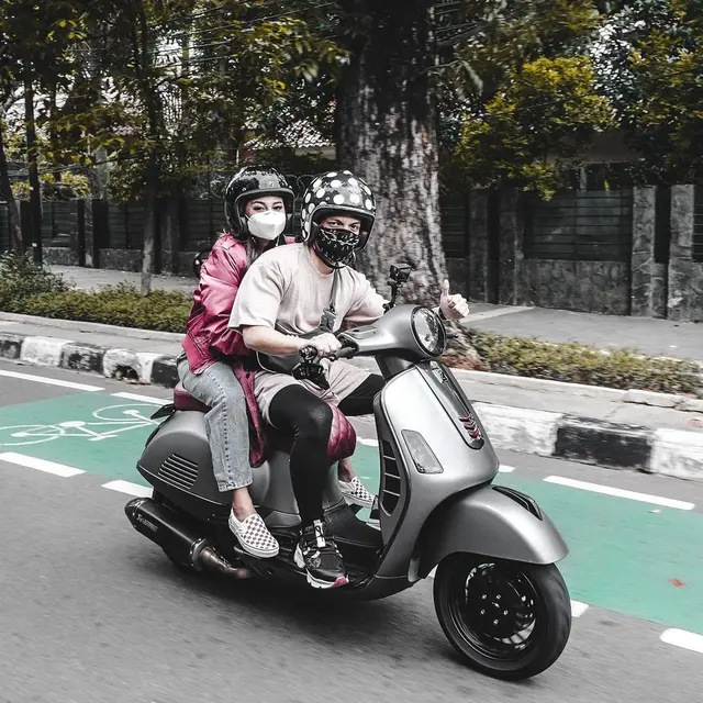 6 Potret Aurel Hermansyah dan Atta Halilintar Kencan Naik Motor, Romantis