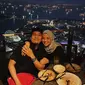 Tak hanya nongkrong bersama teman-temannya, tentu saat bersama suami, Desta, menjadi momen paling berharga bagi Natasha. Ia kerap menikmati suasana malam hari bersama Desta di berbagai restoran yang memiliki view indah. (Liputan6.com/IG/@natasharizkynew)