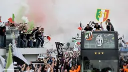 Para pendukung Juventus merayakan keberhasilan Juventus meraih Scudtto gelar Serie A musim 2012/2013 setelah mengalahkan Palermo 1-0, di Turin, Minggu, 5 Mei, 2013