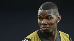 Pemain Manchester United, Paul Pogba, saat sesi latihan jelang laga Liga Europa di Stadion Rhein Energie, Cologne, Minggu (9/8/2020). Manchester United akan berhadapan dengan Copenhagen. (AFP/Sascha Steinbach)