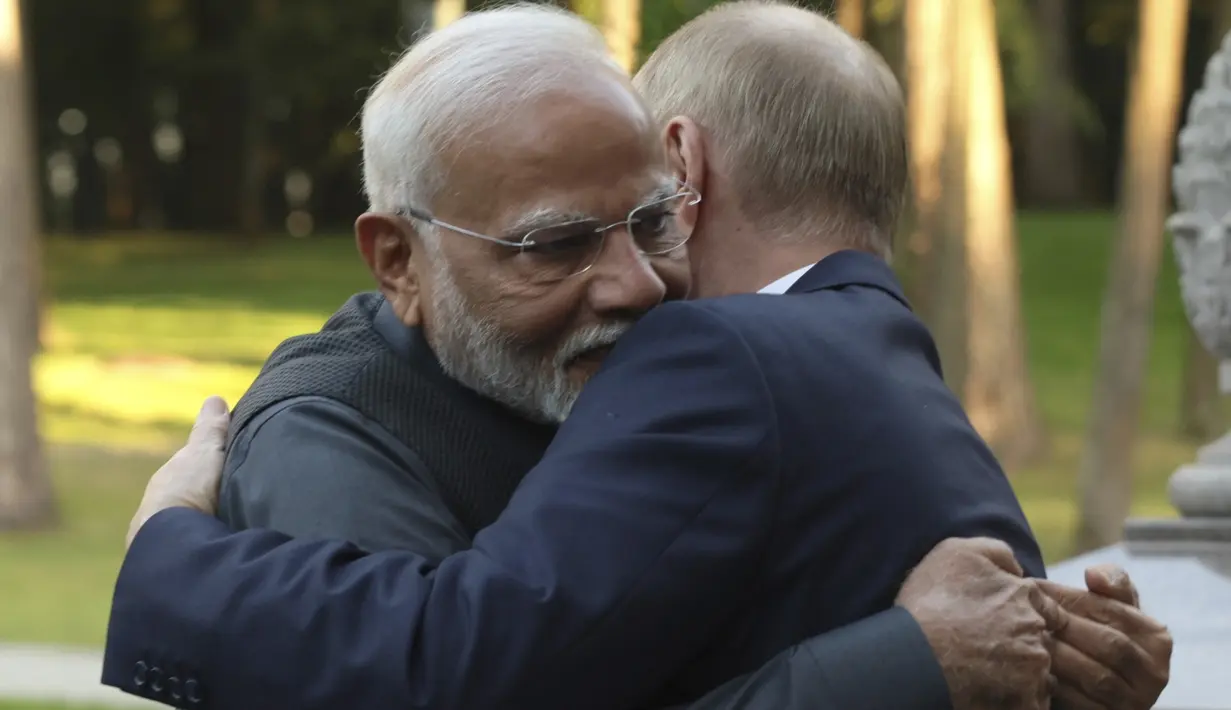 Putin menyambut Modi di kediamannya dengan pelukan hangat. (Gavriil Grigorov, Sputnik, Kremlin Pool Photo via AP)