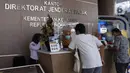 Petugas melayani warga yang melakukan pengurusan pajak di kantor Pajak Sudirman, Jakarta, Selasa (25/8/2020). Kementerian Keuangan (Kemenkeu) bakal menaikkan persentase diskon angsuran pajak penghasilan ( PPh) Pasal 25. (Liputan6.com/Angga Yuniar)