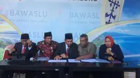 Para komisioner Bawaslu Maluku ketika memberikan keterangn pers terkait dengan penemuan belasan ribu data ganda di DPT Pemilu 2019. (Liputan6.com/Abdul Karim)