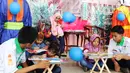 PT KAI menyediakan arena ramah anak untuk para pemudik yang membawa anak-anaknya untuk memanfaatkan waktu dengan melakukan kegiatan mewarnai sambil menunggu kedatangan kereta, Jakarta, Kamis (22/6). (Liputan6.com/Angga Yuniar)
