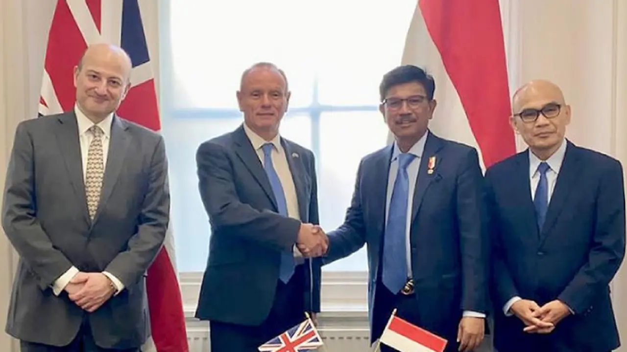 Menkominfo Johnny G. Plate bertemu dengan Menteri Ekspor dan Ekualitas Inggris Mike Freer, serta CEO UK Export Finance (UKEF) Louis Taylor.