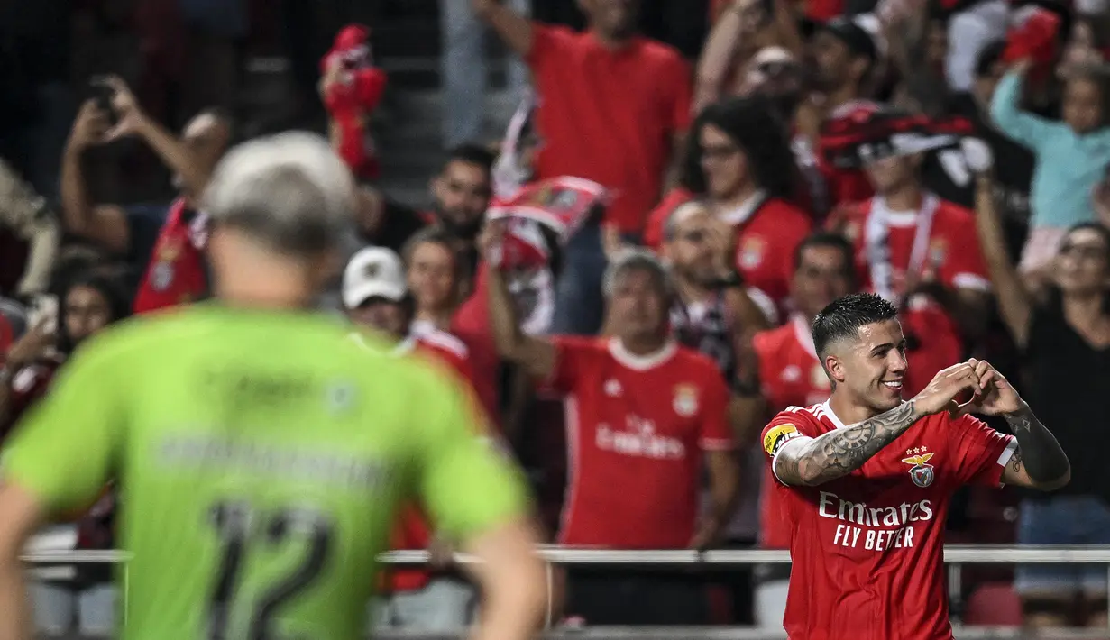 Enzo Fernandez. Chelsea akhirnya resmi mendapatkan salah satu bintang Argentina saat meraih trofi Piala Dunia 2022, Enzo Fernandez yang dinobatkan sebagai pemain muda terbaik turnamen. Gelandang tengah milik Benfica tersebut resmi didapatkan The Blues pada 31 Januari 2023 dengan mahar 121 juta euro atau setara hampir Rp2 triliun. Ia dikontrak dengan durasi cukup panjang selama 8 tahun hingga 30 Juni 2031. (AFP/Patricia De Melo Moreira)