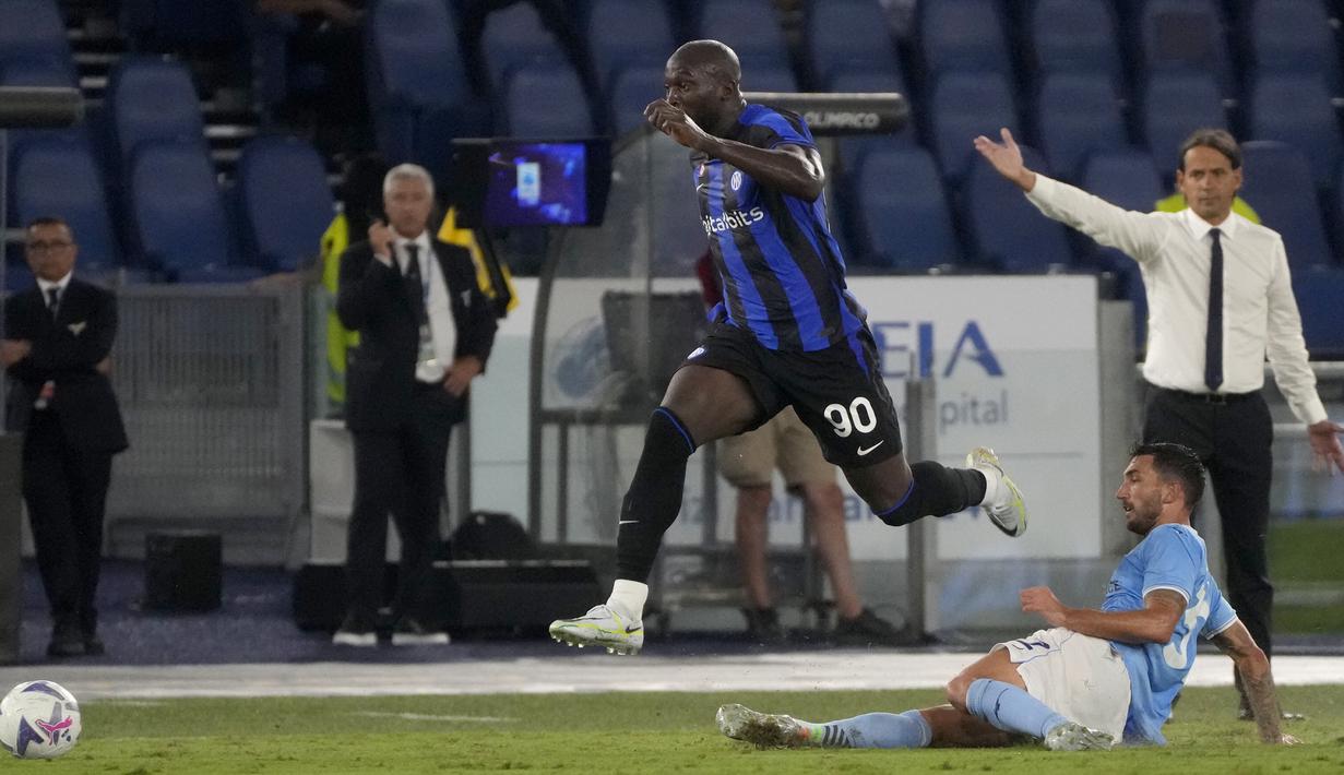 Penyerang Inter Milan Romelu Lukaku berebut bola dengan gelandang Lazio Danilo Cataldi pada pekan ketiga Serie A 2022/2023 di Stadio Olimpico, Roma, Sabtu (27/8/2022) dini hari WIB. Lazio mampu memberikan kekalahan perdana untuk Inter Milan usai menang 3-1. (AP Photo/Gregorio Borgia)