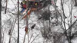 Kecelakaan helikopter terjadi di Jepang, menewaskan seluruh penumpang dan pilot di dalamnya, Pegunungan Prefektur Nagano Senin (6/3). Insiden ini terjadi saat helikopter tersebut tengah melakukan latihan penyelamatan. (AP PHOTO)