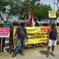 Masyarakat Blora bagian selatan melakukan aksi unjuk rasa di depan area CPPG Pertamina EP Asset 4 Field Cepu, Desa Sumber, Kecamatan Kradenan, Kabupaten Blora. (Liputan6.com/Ahmad Adirin)