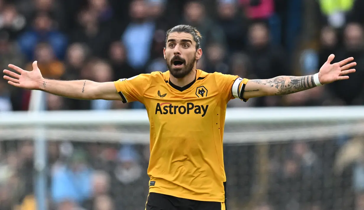 Reaksi kecewa gelandang Wolverhampton Wanderers, Ruben Neves saat menghadapi Manchester City pada laga Liga Inggris 2022/2023 di Etihad Stadium, Manchester (22/1/2023). Ruben Neves didatangkan Wolverhampton Wanderers dari FC Porto pada awal musim 2017/2018. Jabatan kapten tim baru sandangnya pada awal musim 2022/2023 menggantikan Conor Coady. Setelah 6 musim, ia meninggalkan Wolves untuk membela klub Arab Saudi, Al Hilal mulai musim 2023/2024. (AFP/Paul Ellis)