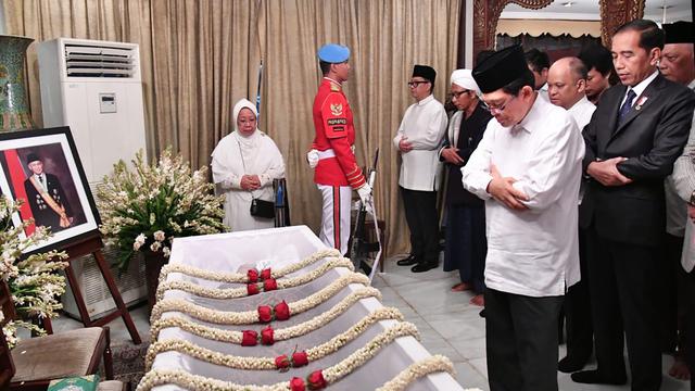 Jokowi Salati Jenazah BJ Habibie di Rumah Duka