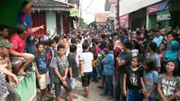 Warga berkerumun di lokasi pembunuhan wanita hamil. (Liputan6.com/Pramita)