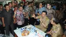 Gubernur DKI Jakarta Basuki T Purnama berbincang dengan pedagang Pasar Blok G, Tanah Abang, Jakarta, Rabu (15/4/2015). Kedatangan Ahok tersebut untuk melihat situasi dan kondisi secara langsung di kawasan Pasar Tanah Abang. (Liputan6.com/Herman Zakharia)