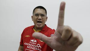 Ketua Umum The Jakmania, Diky Soemarno, saat bermain FIFA 20 di Kantor KLY, Gondangdia, Kamis (25/6/2020). Acara bertajuk BOLA Esports Challenge ini mempertemukan pemain Persija dengan The Jakmania pada pertandingan  FIFA 20. (Bola.com/M Iqbal Ichsan)