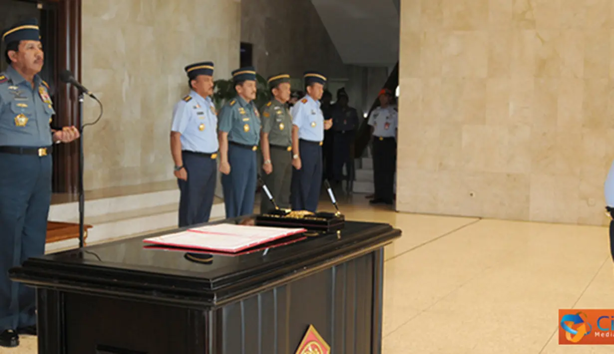 Citizen6, Jakarta: Panglima TNI Laksamana TNI Agus Suhartono selaku Inspektur Upacara pada acara penyerahan jabatan Kasum TNI kepada  Marsdya TNI Daryatmo, di Mabes TNI Cilangkap, Jakarta Timur, Jumat (24/8). (Pengirim: Badarudin Bakri).