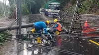 Tiang listrik di Cikakak, Wangon, Banyumas Roboh akibat terjangan angin kencang dan hujan lebat. (Liputan6.com/Coki Sutrisno/Muhamad Ridlo)