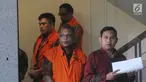 Pejabat Pembuat Komitmen (PPK) SPAM Lampung Anggiat Partunggal Nahot (depan), Pejabat Pembuat Komitmen (PPK) SPAM Toba 1 Donny Sofyan Arifin (tengah) dan Kepala Satuan Kerja SPAM Darurat, Teuku Moch Nazar (kanan) usai menandatangani P21 di Gedung KPK, Jakarta, Jumat (26/4). (merdeka.com/Dwi Narwoko)