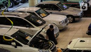 Suasana penjualan mobil bekas di sebuah pusat perbelanjaan di Jakarta, Jumat (26/3/2021). Perusahaan pembiayaan belum tentu memberikan kredit kepada mereka yang hendak memanfaatkan pajak nol persen untuk membeli mobil baru dengan mudah di tengah naiknya risiko kredit macet (Liputan6.com/Johan Tallo)
