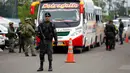 Polisi anti-narkotika melakukan pemeriksaan di Apartado, Kolombia, Rabu (31/5). Polisi anti-narkotika meluncurkan sebuah kampanye melawan organisasi ilegal terbesar Kolombia, The Gulf Clan. (AP Photo / Fernando Vergara)
