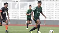 Striker Timnas Indonesia U-23, Osvaldo Haay, menggiring bola saat melawan Semen Padang pada laga ujicoba di Stadion Madya, Jakarta, Selasa (12/3). Keduanya bermain imbang 2-2. (Bola.com/Vitalis Yogi Trisna)