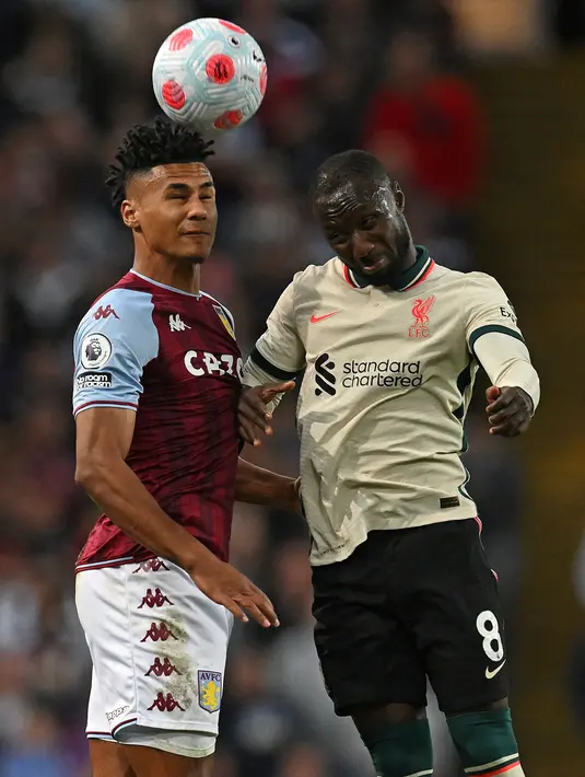 <p>Striker Aston Villa Ollie Watkins (kiri) berebut bola dengan gelandang Liverpool Naby Keita pada laga lanjutan Liga Inggris 2021/2022 di Villa Park, Rabu (5/11/2022) dini hari WIB. Liverpool menang tipis 2-1 atas tuan rumah Aston Villa. Gol kemenangan The Reds dicetak Sadio Mane. (Paul ELLIS / AFP)</p>
