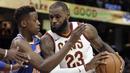 Pebasket Cleveland Cavaliers, LeBron James, berusaha melewati pebasket Cleveland Cavaliers, Franck Ntilikina, pada laga NBA di Quicken Loans Arena, Cleveland, Minggu (29/10/2017).  Cleveland Cavaliers kalah 114-95 dari New York Knicks. (AP/Tony Dejak)