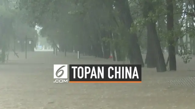 Topan lekima yang menerjang China memakan puluhan korban jiwa dan merusak bangunan dan rumah warga setempat. Sejumlah momen dramatis tertangkap kamera saat bencana terjadi.