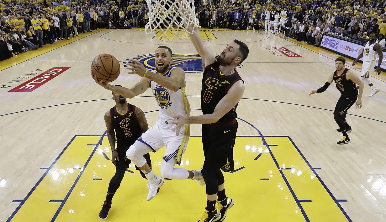 Aksi pemain Warriors, Stephen Curry (30) melewati adangan pemain Cavaliers, Kevin Love (0) pada gim pertama final NBA basketball di Oakland, California, (31/5/2018). Warriors menang 124-114. (AP/Marcio Jose Sanchez)