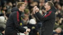 Ralf Rangnick melakukan selebrasi  bersama asisten pelatih Darren Fletcher usai Marcus Rashford mencetak gol kemenangan Manchester United atas West Ham United pada laga Liga Inggris 2021/2022. (AP/Dave Thompson)